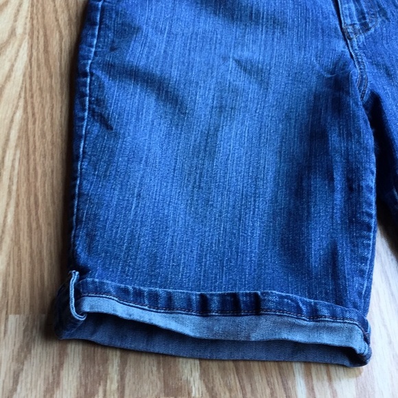 Jean Bermuda’s - Picture 2 of 3